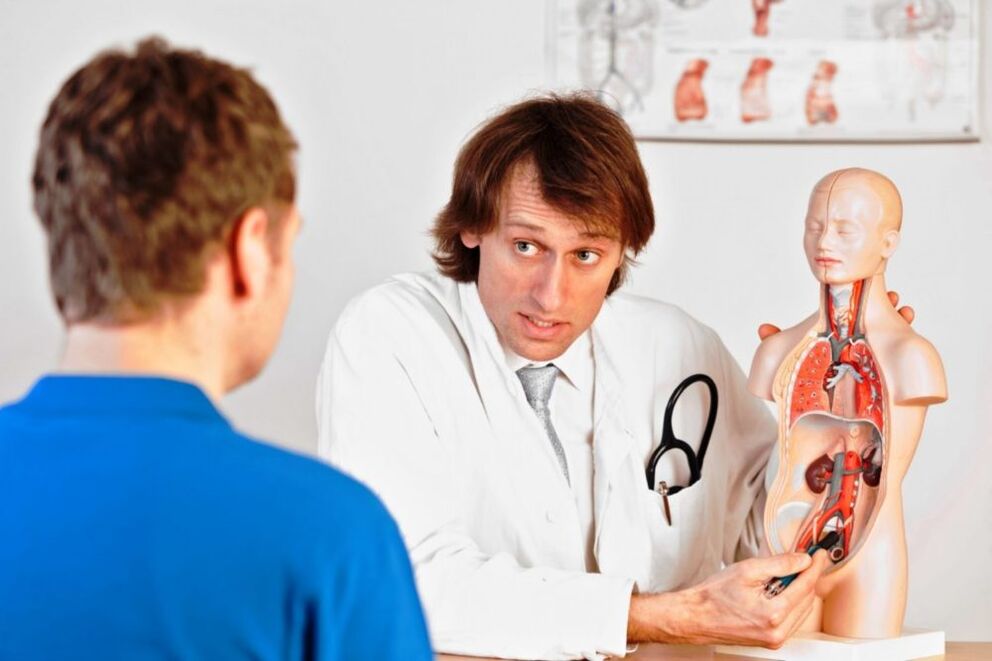 Doktor savjetuje pacijenta o razlozima koji inhibiraju potenciju